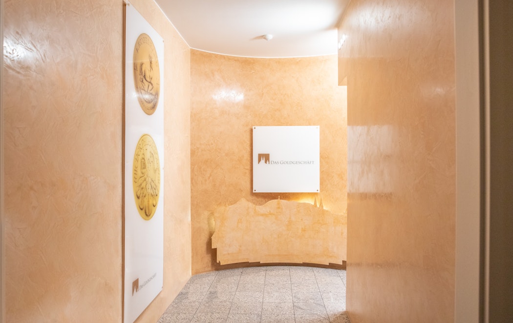 Der helle und in orange gehaltene Eingangsbereich des Goldgeschäfts. Besuchen auch Sie DAS GOLDGESCHÄFT in Görlitz!