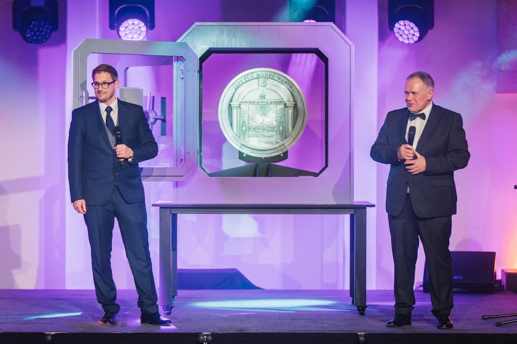 Die Gründer Herbert Behr (rechts) und Constantin Behr (links) neben der größten Silbermedaille, welche im Golden Gates Hauptsitz zu sehen ist.