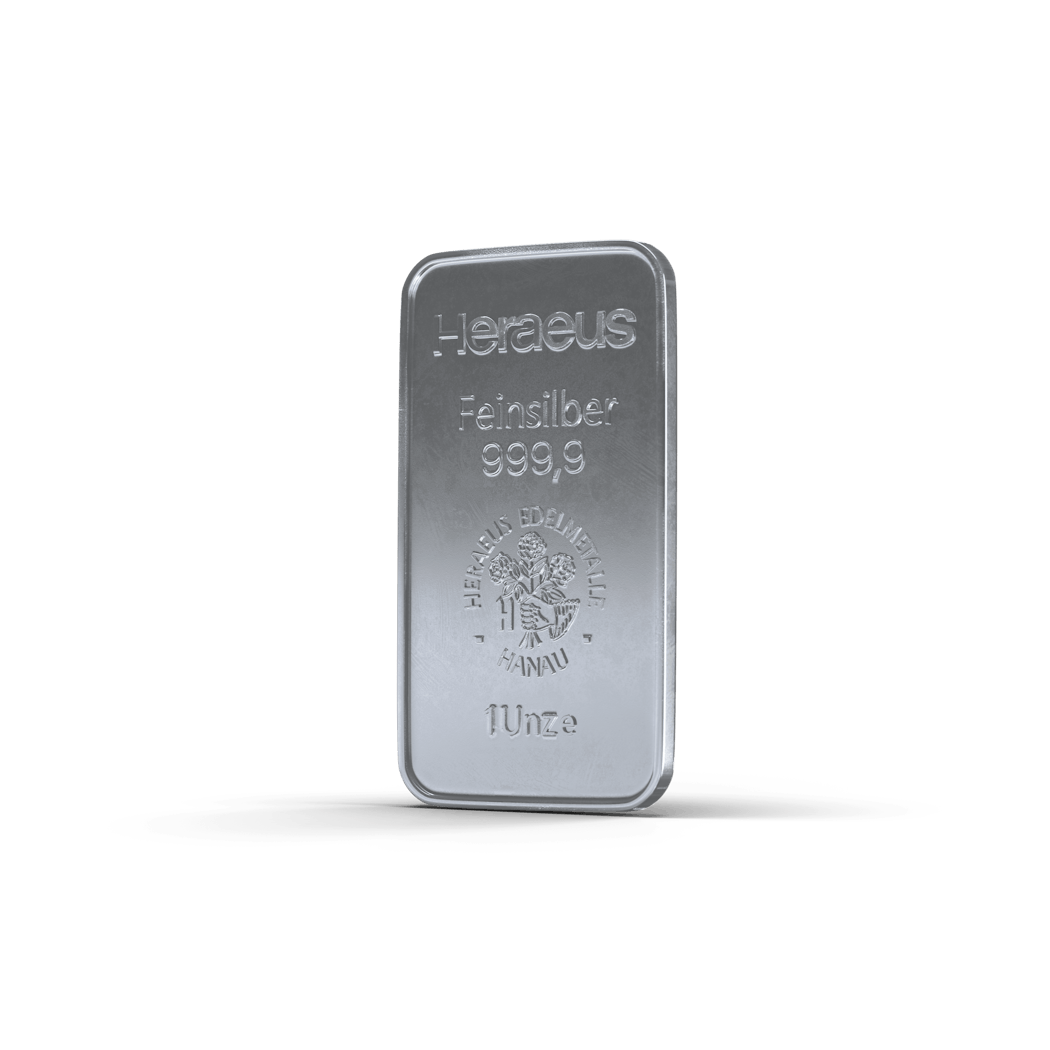 Ein 50g Silberbarren von Heraeus, steht in der Mitte des Bildes. Silberbarren eignen sich optimal als Wertanlage oder Geschenk.